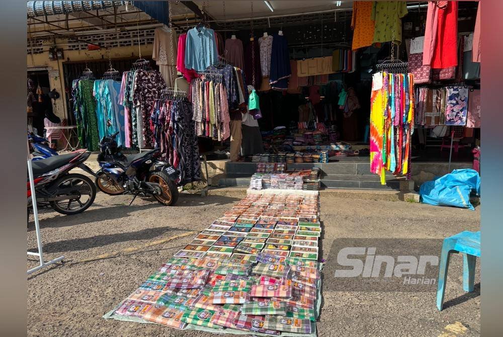 Kedai menjual pakaian yang ada di Zon Bebas Cukai Rantau Panjang. Foto SINAR HARIAN ADILA SHARINNI WAHID