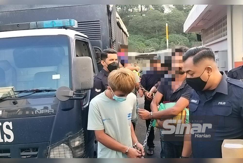 Kaw Fung (kiri) dibawa ke Mahkamah Sesyen Johor Bahru pada Isnin.