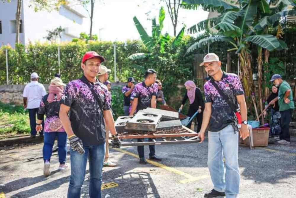 Program gotong royong wabak denggi mengawal penularan kes demam denggi.