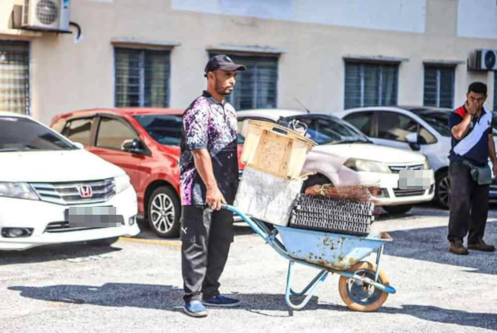 Barangan kitar semula di Flat Taman Setapak Indah Fasa 7 menjadi antara punca kes demam denggi meningkat.