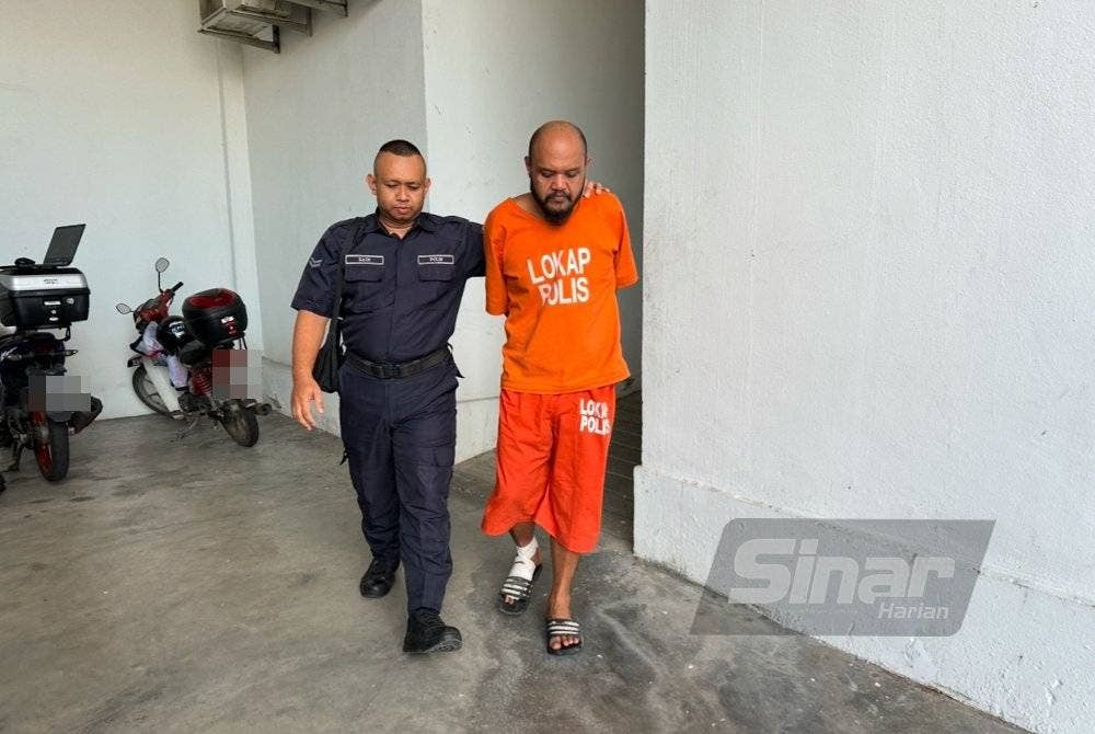 Mohd Zakuan (kanan) meninggalkan mahkamah selepas dihukum. Foto Sinar Harian ADILA SHARINNI WAHID