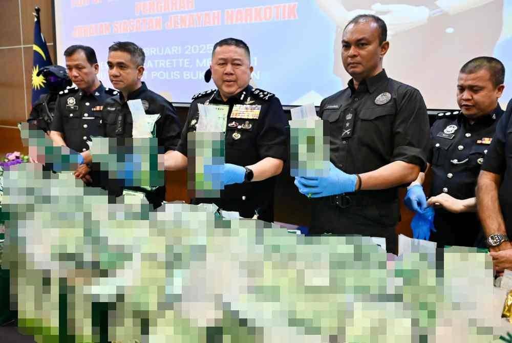 Kok Chin (tiga kanan) menunjukkan dadah yang dirampas dalam serbuan di sebuah kondominum di Batu Caves.