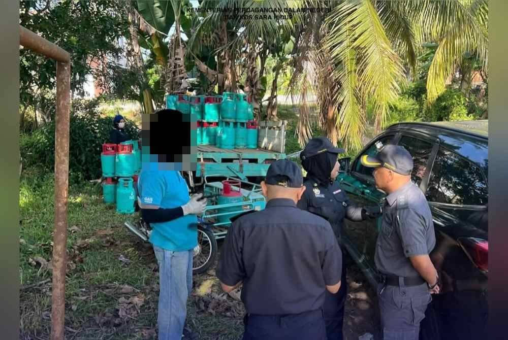 Seorang lelaki ditahan selepas dipercayai menyimpan lebih satu tan LPG dianggarkan bernilai RM10,000 dalam serbuan di dua lokasi berasingan di Taman Sri Guchil, Kuala Krai pada Ahad. Foto KPDN