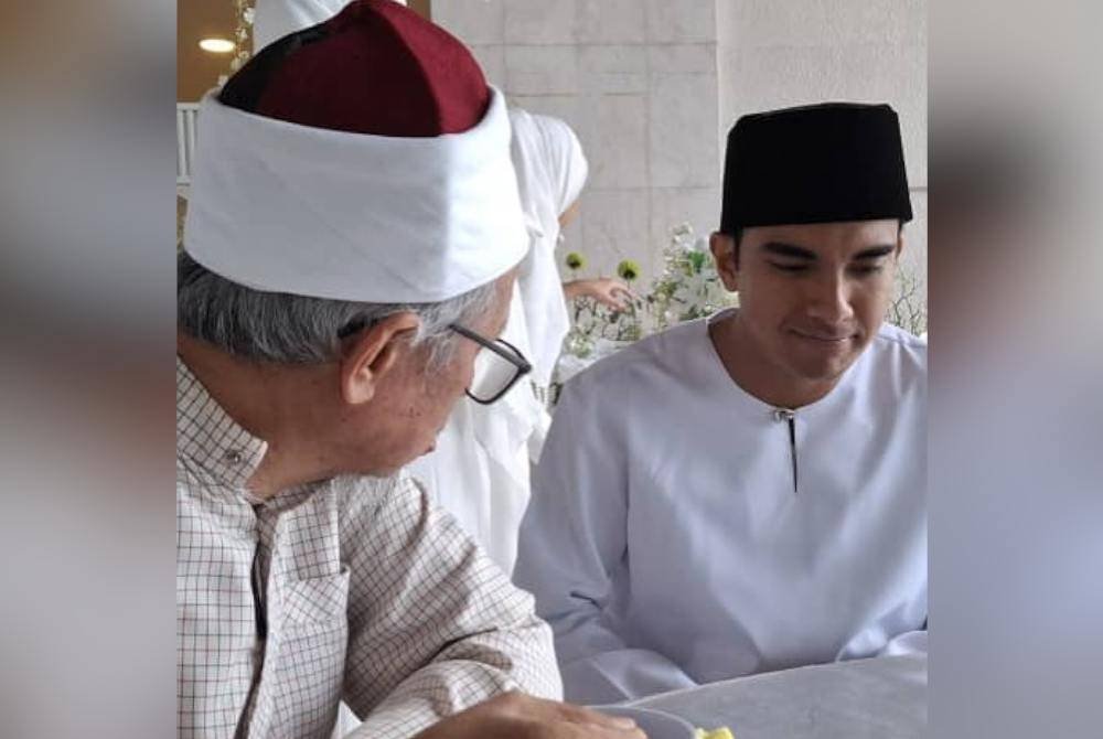Dr Zulkifli berkongsi gambar bersama Syed Saddiq.