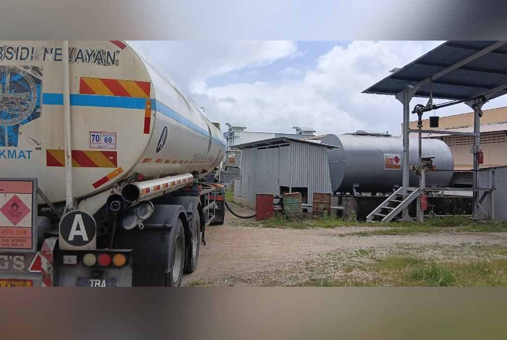 Tindakan memindahkan minyak diesel tanpa kebenaran dengan meletakkan logo Persatuan Nelayan Kebangsaan dan logo diesel subsidi nelayan di sebuah lori tangki membawa padah apabila perbuatan itu tumpas. Foto KPDN Terengganu