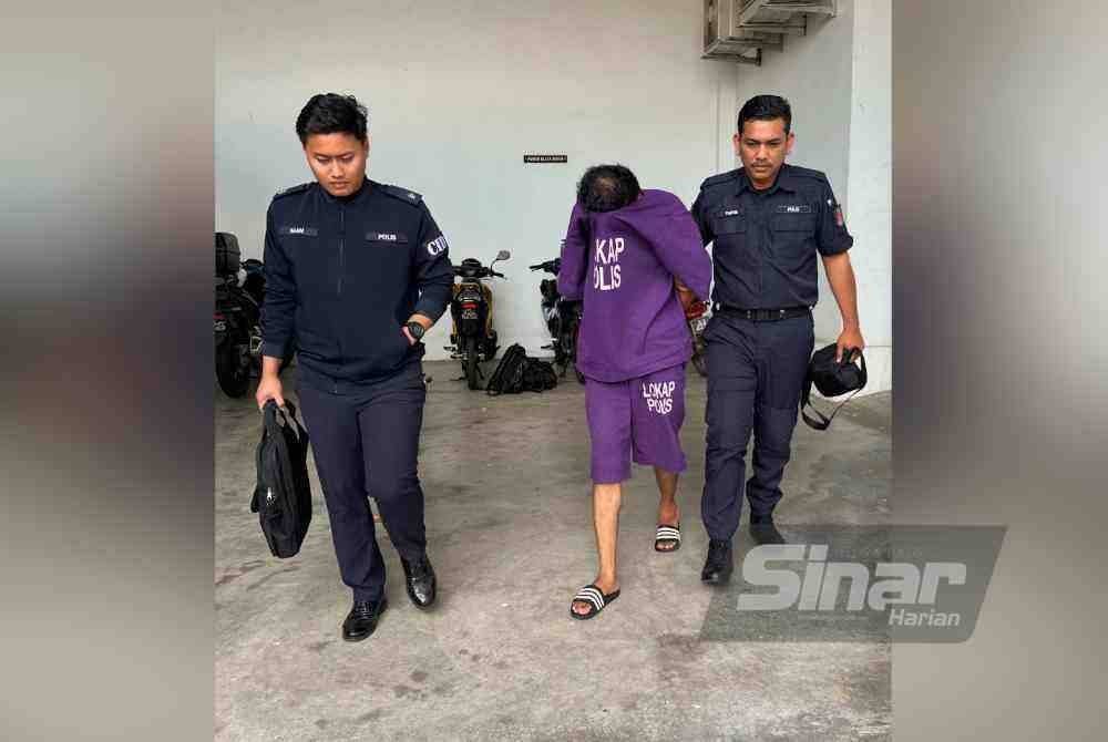 Mohamad Aiman Afham (kiri) tiba di Kompleks Mahkamah Kota Bharu pada Isnin. Foto Sinar Harian/ADILA SHARINNI WAHID