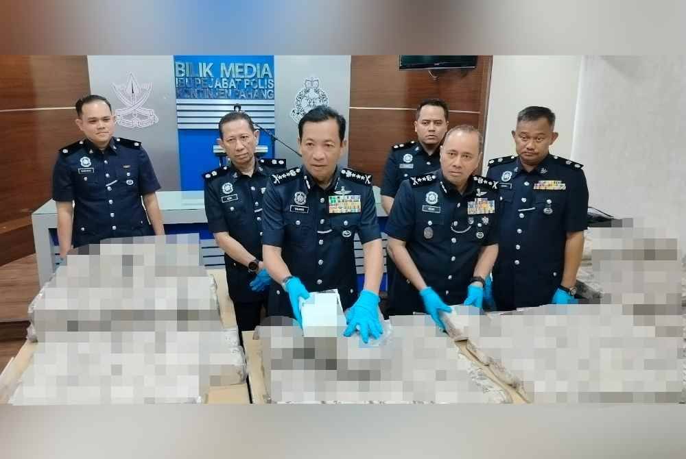 Yahaya menunjukkan bungkusan dadah dirampas susulan penahan dua suspek di Lipis.