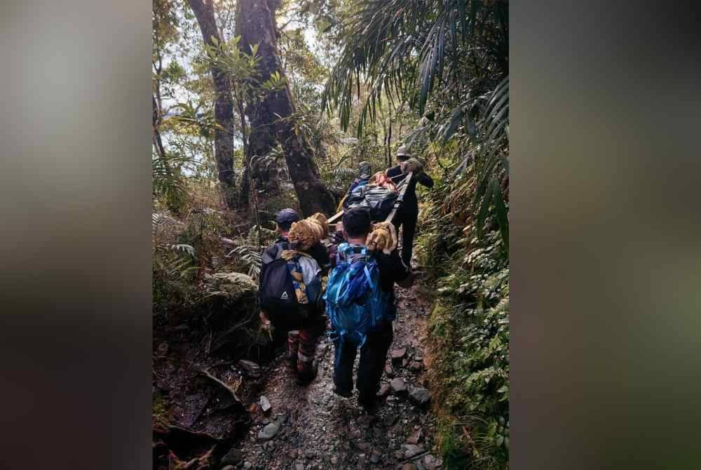 Lelaki warga emas dibawa turun menggunakan pengusung selepas tidak sedarkan diri ketika mendaki Gunung Kinabalu.
