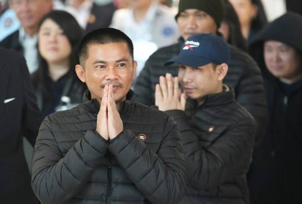 Tebusan warga Thailand ketika tiba di Lapangan Terbang Antarabangsa Suvarnabhumi. - Foto Agensi