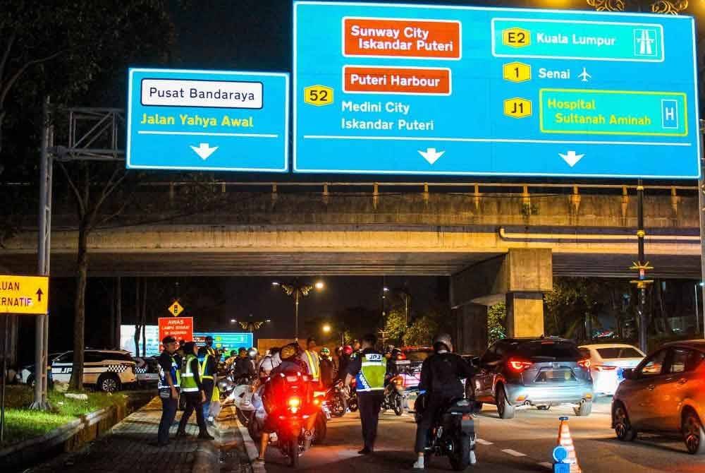 Sebanyak 12,931 kesalahan dikesan hasil pemeriksaan yang dijalankan terhadap 29,802 kenderaan di seluruh negeri ini. Foto JPJ Johor