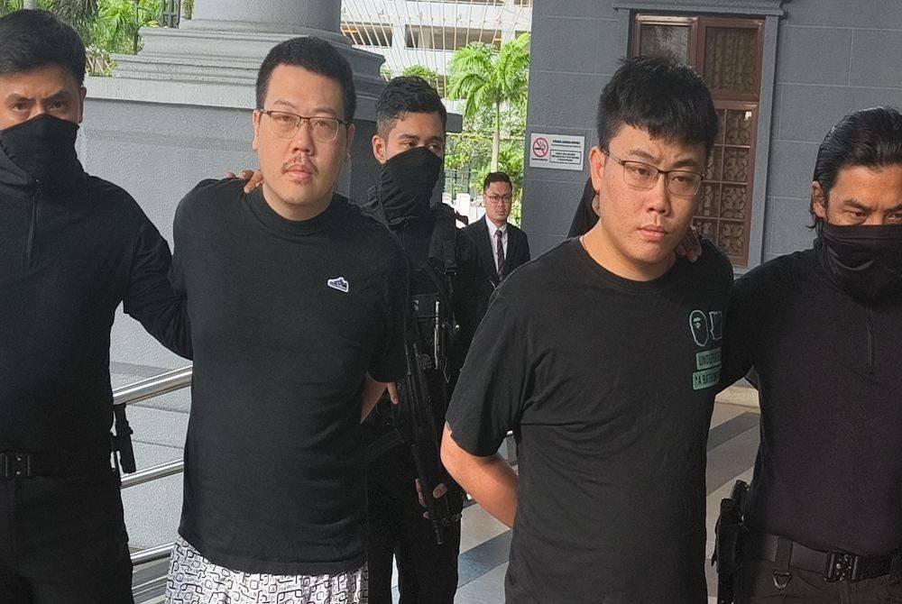 Chun Ta (dua dari kiri) dan Ming Hung (dua dari kanan) dibawa ke Mahkamah Sesyen Kuala Lumpur pada Isnin, bagi menghadapi tiga pertuduhan memperdagangkan dan memiliki senjata api pada bulan lalu.