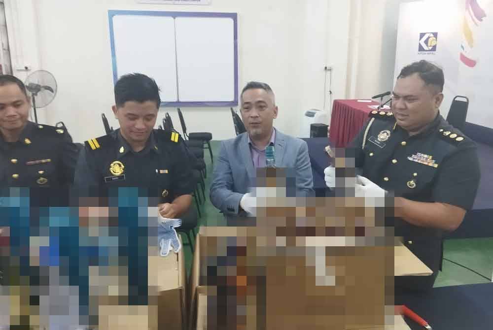 Mohd Sabri (dua, kanan) pada sidang media di stor KPDN WPKL, Segambut pada Isnin.