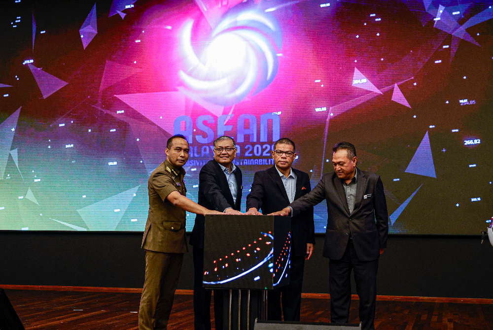 Saifuddin Nasution (dua, kanan) ketika melancarkan Kepengerusian ASEAN 2025 peringkat KDN pada Majlis Perhimpunan Bulanan KDN pada Isnin. Foto Bernama