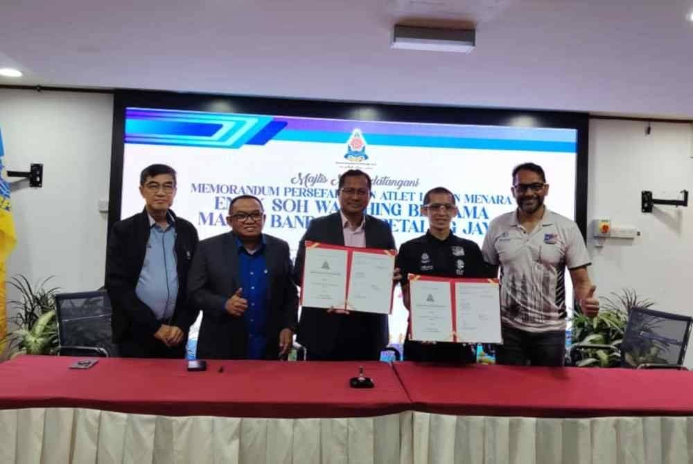 Mohamad Zahri (tengah) ditemui pada Majlis Menandatangani Memorandum Persefahaman Atlet Larian Menara, Soh Wai Ching (dua dari kiri) Bersama MBPJ di sini pada Isnin.