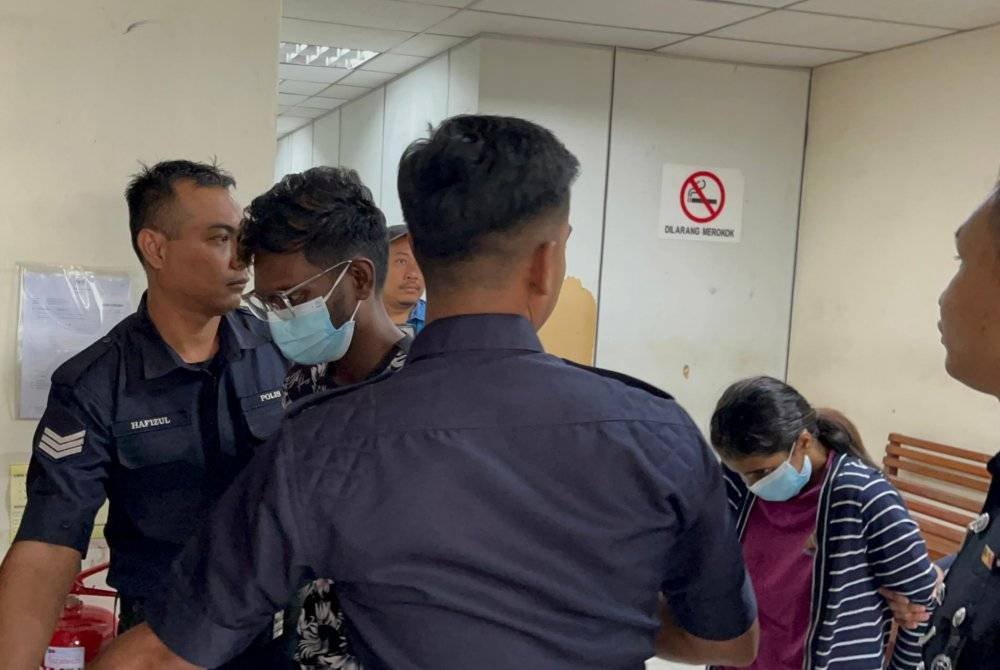 Kedua-dua tertuduh diiringi polis ketika dibawa ke Mahkamah Butterworth pada Isnin.