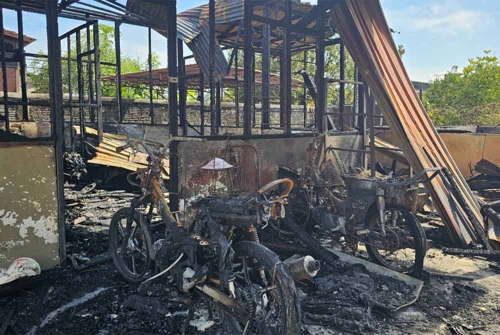 Motosikal milik penduduk turut musnah dalam kejadian kebakaran di Kampung Tengku Hussein Baru, Gugusan Manjoi di sini.