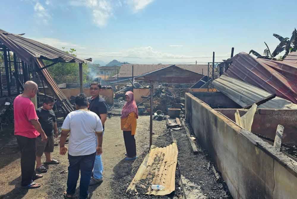 Tiga rumah musnah terbakar 80 peratus menyebabkan mangsa tinggal sehelai sepinggang.