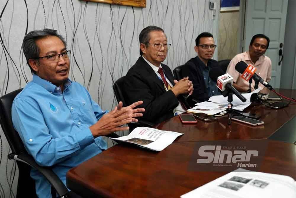 Lokman (kiri) ketika ditemui pemberita dalam sidang akhbar di Bangunan Perak Darul Ridzuan, Ipoh pada Isnin.