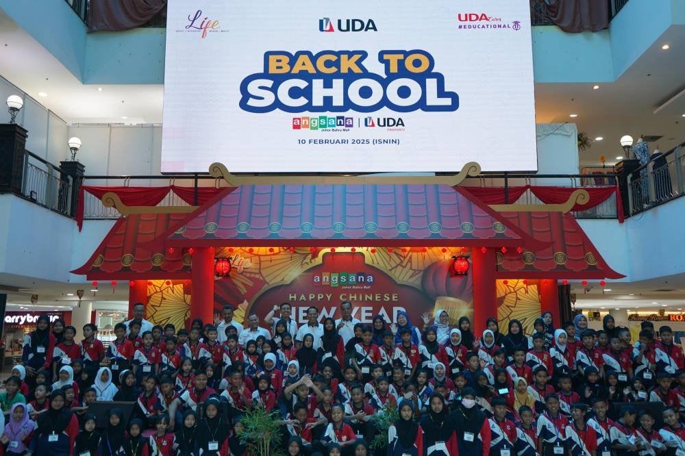Pengurusan UDA bergambar kenangan bersama guru besar, guru pengiring serta pelajar yang menerima sumbangan menerusi Program UDA Cares; Back To School 2025 @ South di Angsana Johor Bahru Mall, pada Isnin.