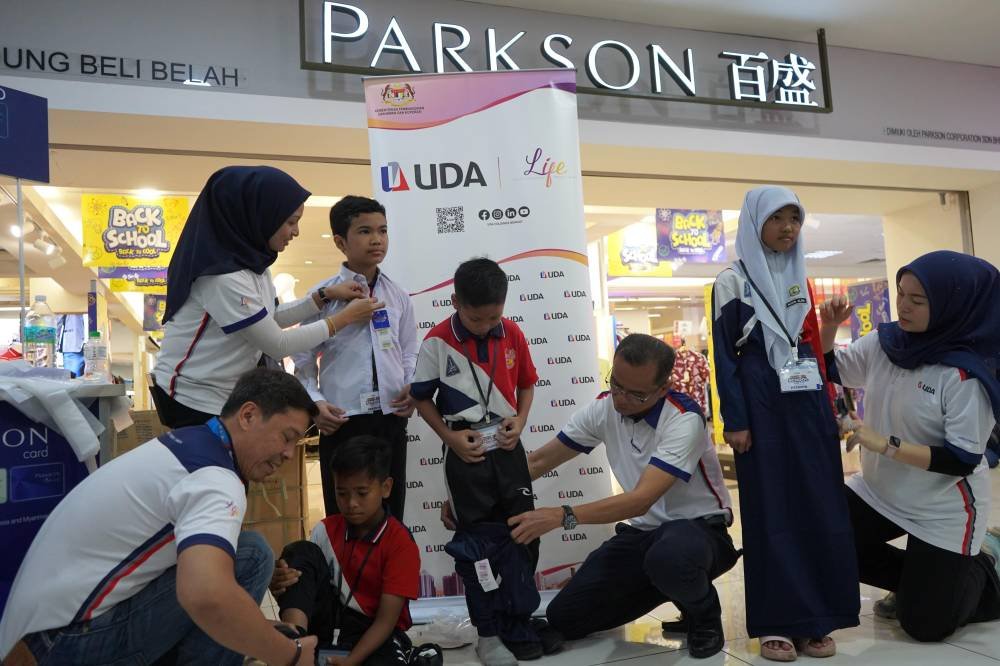 Mohd Nazri (tiga dari kanan) diiringi Imran menyantuni pelajar membeli-belah kelengkapan persekolahan yang disumbangkan UDA menerusi Program UDA Cares; Back To School 2025 @ South.