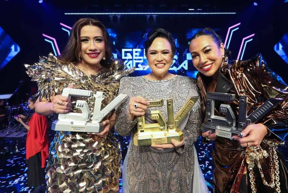 Top 3 GV11 (dari kiri) Sheila Abdul selaku pemenang tempat ketiga, Liza Aziz bersama naib juara, Ning Baizura.