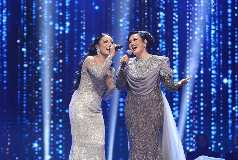 Krisdayanti hadir sebagai teman duet Liza menerusi lagu Cinta.