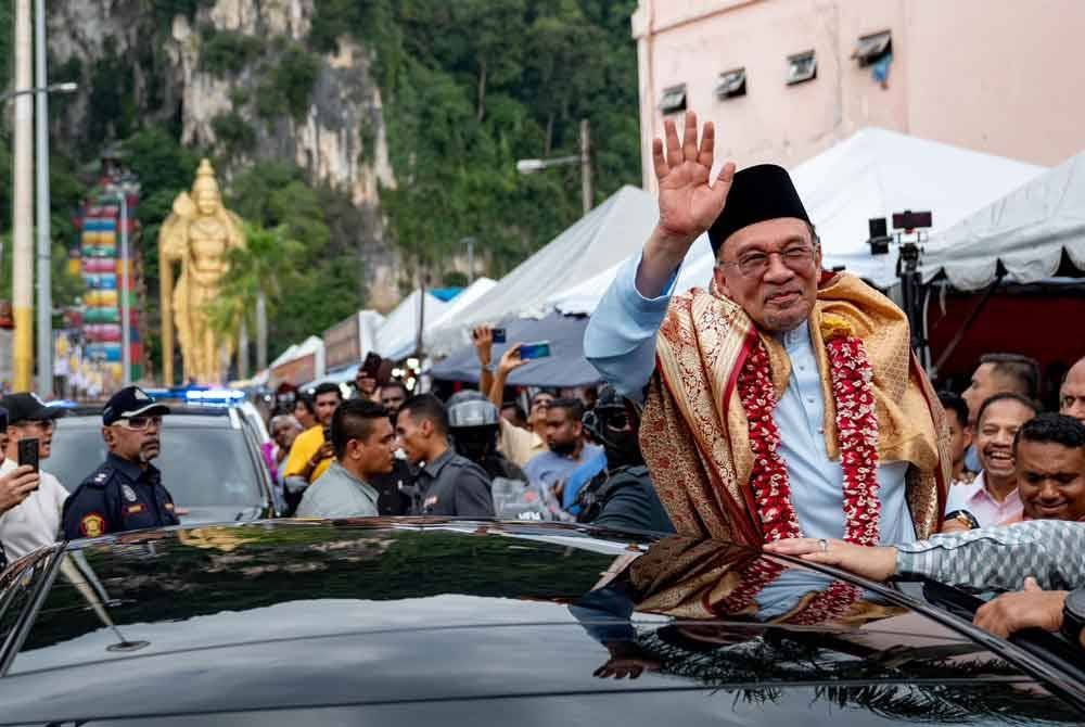 Lawatan Anwar ke Batu Caves sempena sambutan Thaipusam membuktikan komitmen kerajaan untuk memperkukuhkan perpaduan dan menghargai masyarakat India di Malaysia. Foto Facebook Anwar Ibrahim