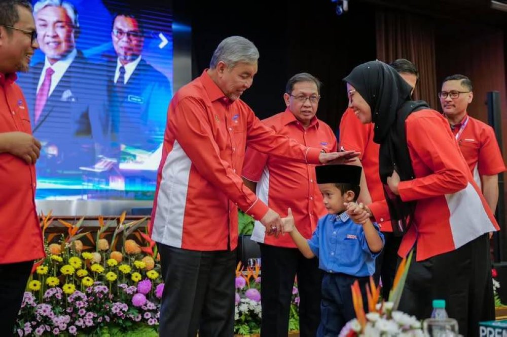 Ahmad Zahid (dua dari kiri) berkata penubuhan 4,000 kelas Tabika Pra-Tahfiz melibatkan 60,000 kanak-kanak di seluruh negara tahun ini. Fot FB Zahid Hamidi