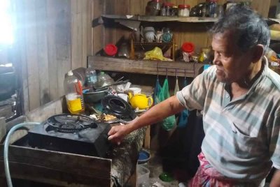 Omar masak sendiri makanan kerana tinggal bersendirian.