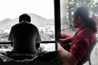 Bagi Azlan (kanan) yang masih belum berkahwin, rumah yang dihuni sejak kecil menyimpan pelbagai kenangan baginya terutama ketika bersama arwah ibunya sebelum ini.