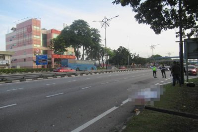 Seorang lelaki maut selepas motosikal ditunggangnya hilang kawalan hingga terbabas di KM11, Jalan Johor Bahru-Kota Tinggi, pada Ahad. Foto IPD Seri Alam