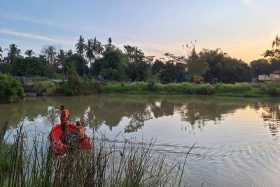 Bomba melakukan operasi pencarian melalui kaedah ‘surface searching’ di sungai Padang Terap di Chegar.