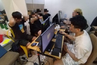 Sebahagian ahli sindiket yang berjaya dicekup dalam serbuan di sebuah kondominum di Taman Kota Laksamana pada Jumaat lalu.