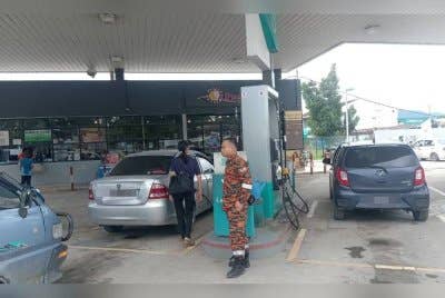 Pasukan bomba melakukan pemantauan di premis dan bangunan susulan kejadian gempa bumi lemah yang berlaku di Kota Marudu.