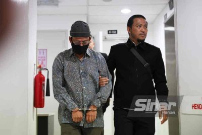 Tertuduh (kiri) dihadapkan ke Mahkamah Sesyen Kuala Terengganu pada Isnin atas empat pertuduhan mengemukakan senarai nama asnaf berstatus miskin tidak layak bagi agihan zakat kepada sebuah badan kebajikan swasta.