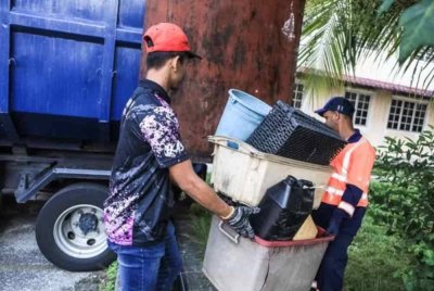 DBKL menyediakan tiga lori bagi mengangkut barang lusuh ketika gotong royong di Flat Taman Setapak Indah Fasa 7.