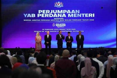 Anwar (tengah) menyampaikan ucapan pada Majlis Perjumpaan Perdana Menteri bersama Warga Jabatan Perdana Menteri Bulan Februari di Puspanitapuri pada Isnin. Foto Bernama