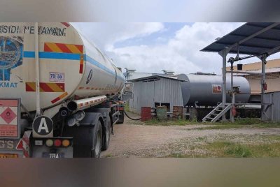 Tindakan memindahkan minyak diesel tanpa kebenaran dengan meletakkan logo Persatuan Nelayan Kebangsaan dan logo diesel subsidi nelayan di sebuah lori tangki membawa padah apabila perbuatan itu tumpas. Foto KPDN Terengganu