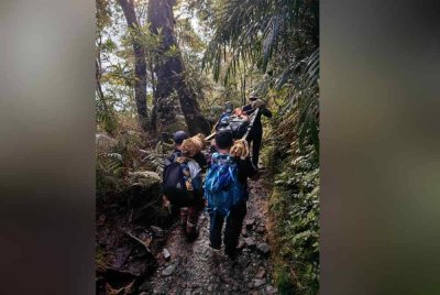 Lelaki warga emas dibawa turun menggunakan pengusung selepas tidak sedarkan diri ketika mendaki Gunung Kinabalu.