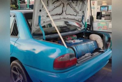 Hasil pemeriksaan membawa kepada penemuan petrol yang telah disedut keluar dari tangki tambahan diubah suai pada kereta milik suspek. Foto KPDN