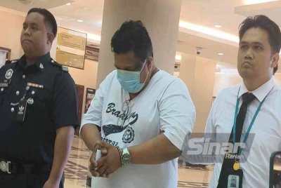 Gopinatan Pillai (tengah) dibawa ke Mahkamah Sesyen Kuala Lumpur pada Isnin, atas lapan pertuduhan menipu dan terlibat dalam kes pengubahan wang haram berjumlah RM5.1 juta bagi urusan jual beli sarung tangan, lima tahun lalu.