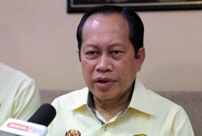 Ahmad Maslan bercakap kepada pemberita selepas mendengar taklimat berhubung projek di bawah seliaan JKR Mersing sempena lawatan kerja beliau di Pejabat JKR Mersing pada Isnin. Foto Bernama