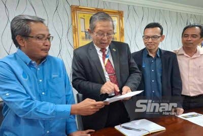 Mohammad Nizar (dua dari kiri) beri jaminan gangguan bekalan air di di beberapa kawasan di Tapah, Bidor dan Teluk Intan akan dipulihkan secepat mungkin.