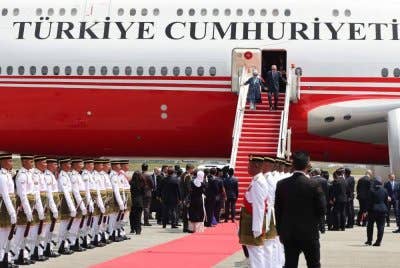 Pesawat yang membawa Erdogan mendarat di Kompleks Bunga Raya KLIA pada 2.10 petang. Foto Bernama