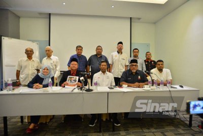 Mohd Zai (depan, tengah) bersama barisan NGO ketika sidang media NGO Islam Melayu di sebuah hotel pada Isnin.