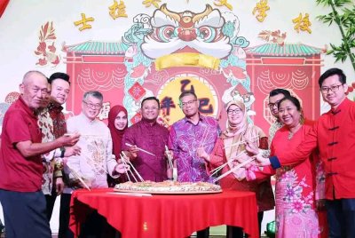 Amirudin (lima dari kiri) dan Saifuddin (lima dari kanan) bergambar pada Sambutan Tahun Baharu Cina di SJKC Selayang Baru pada Ahad.