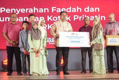 Abdul Rahman menyerahkan faedah PERKESO kepada Rosila sempena Sambutan Tahun Baharu Cina 2025 pada Jumaat lalu. Foto PERKESO Pahang