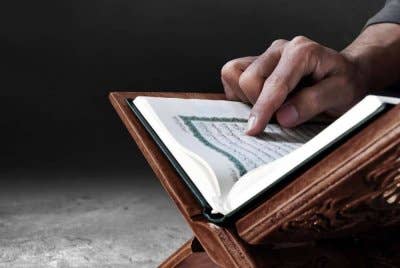MAKSUD ‘meninggalkan al-Quran’ pada ayat ke-30 surah al-Furqan menurut Al-Imam Ibnu Qayyim Al-Jauziyyah adalah tidak suka mendengar, bertadabbur dan berhukum dengan hukum yang dinyatakan dalam kitab suci itu. -Foto: CANVA