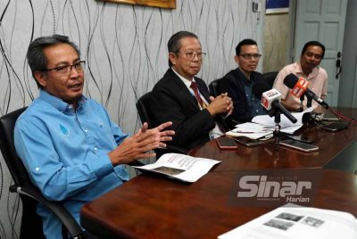 Lokman (kiri) ketika ditemui pemberita dalam sidang akhbar di Bangunan Perak Darul Ridzuan, Ipoh pada Isnin.