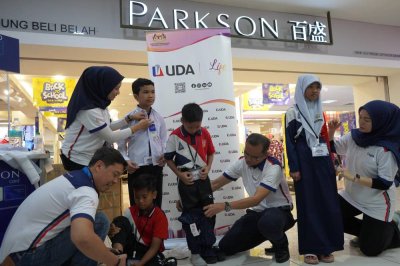 Mohd Nazri (tiga dari kanan) diiringi Imran menyantuni pelajar membeli-belah kelengkapan persekolahan yang disumbangkan UDA menerusi Program UDA Cares; Back To School 2025 @ South.